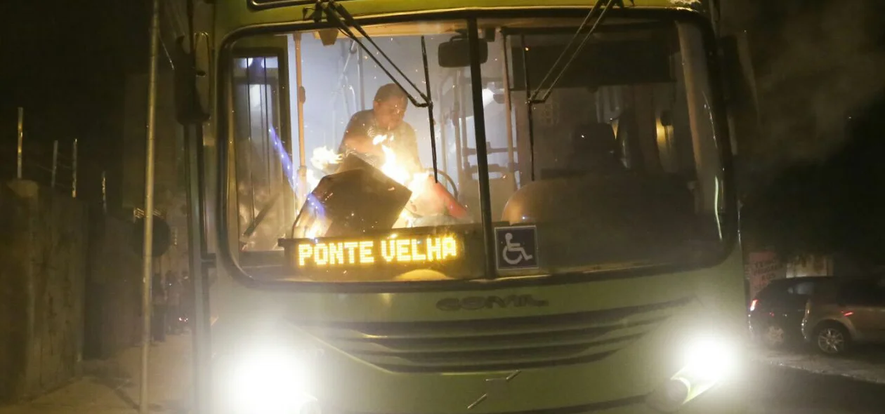 Motorista apaga fogo