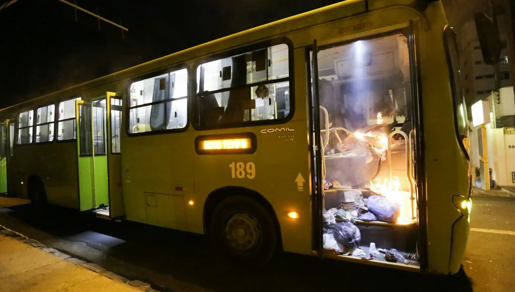 Ônibus foi incendiado