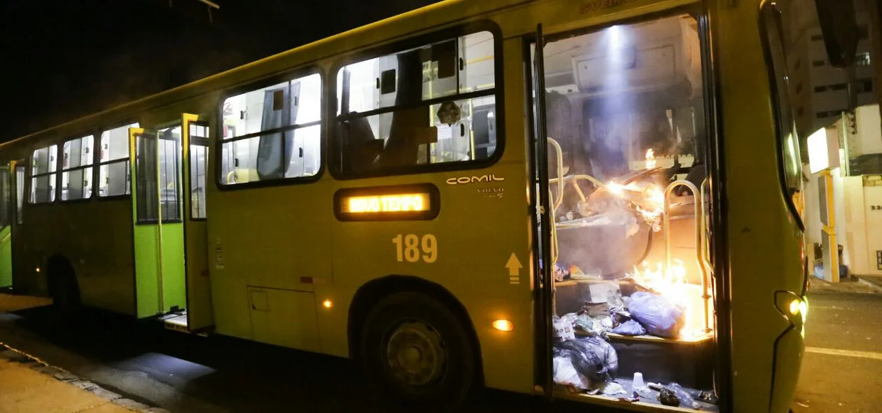 Ônibus foi incendiado
