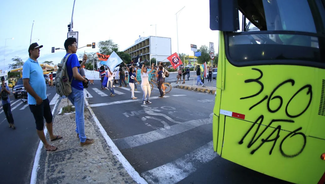 Ônibus pichado
