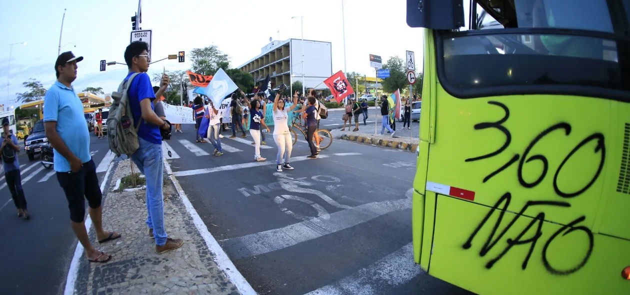 Ônibus pichado