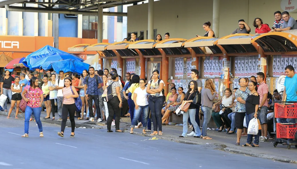 Pessoas aguardam ônibus nas paradas da Frei Serafim 