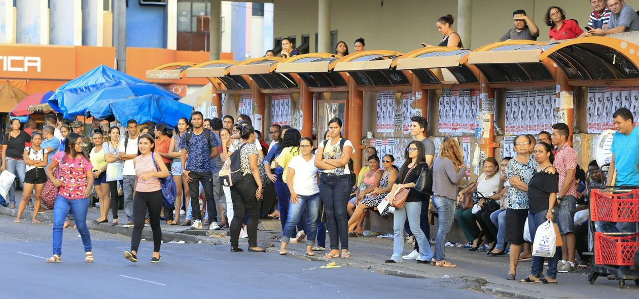 Pessoas aguardam ônibus nas paradas da Frei Serafim 