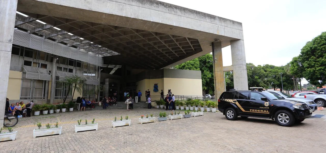 Polícia Federal na sede da Uespi