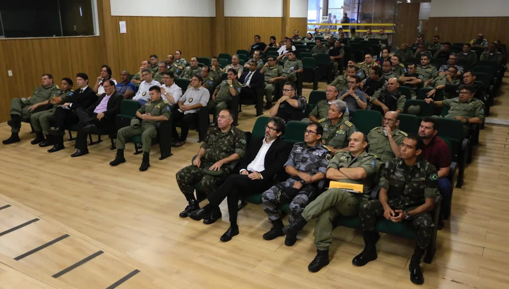Policiais civis e militares participam da reunião