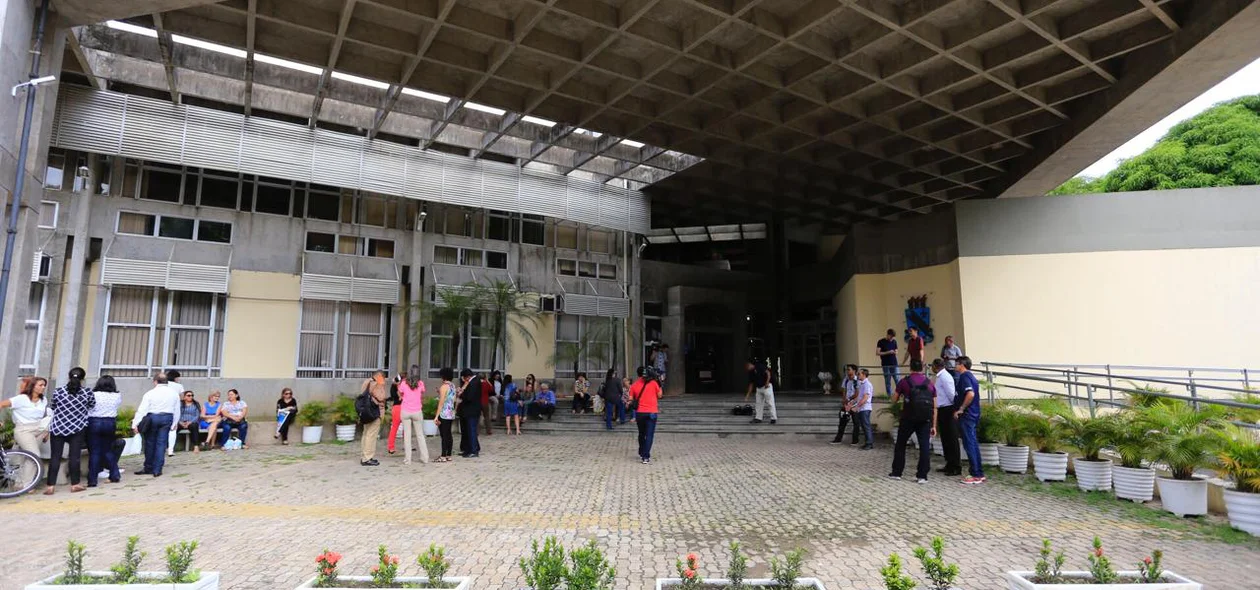 Servidores acompanham do lado de fora o trabalho da PF
