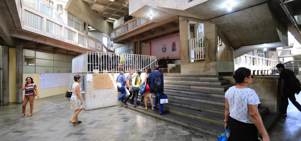 Servidores entrando no prédio