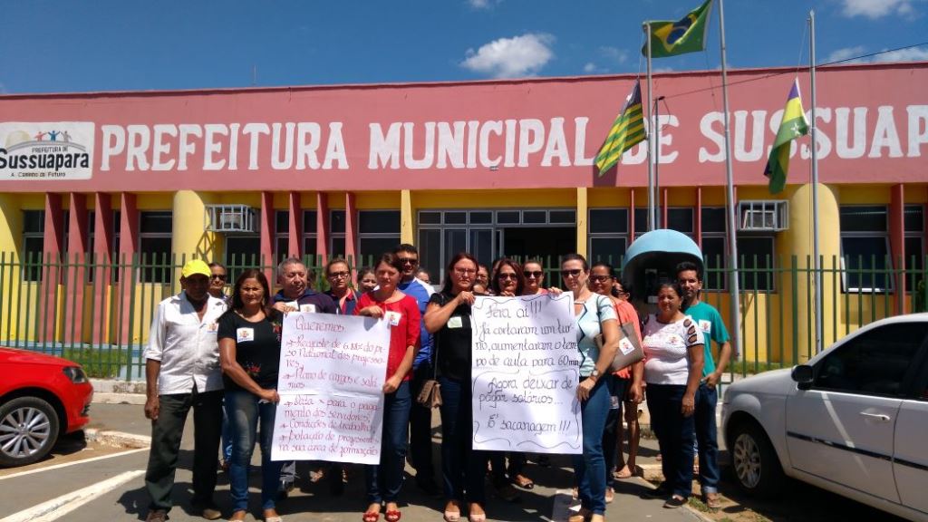Servidores protestam em frente a Prefeitura de Sussuapara