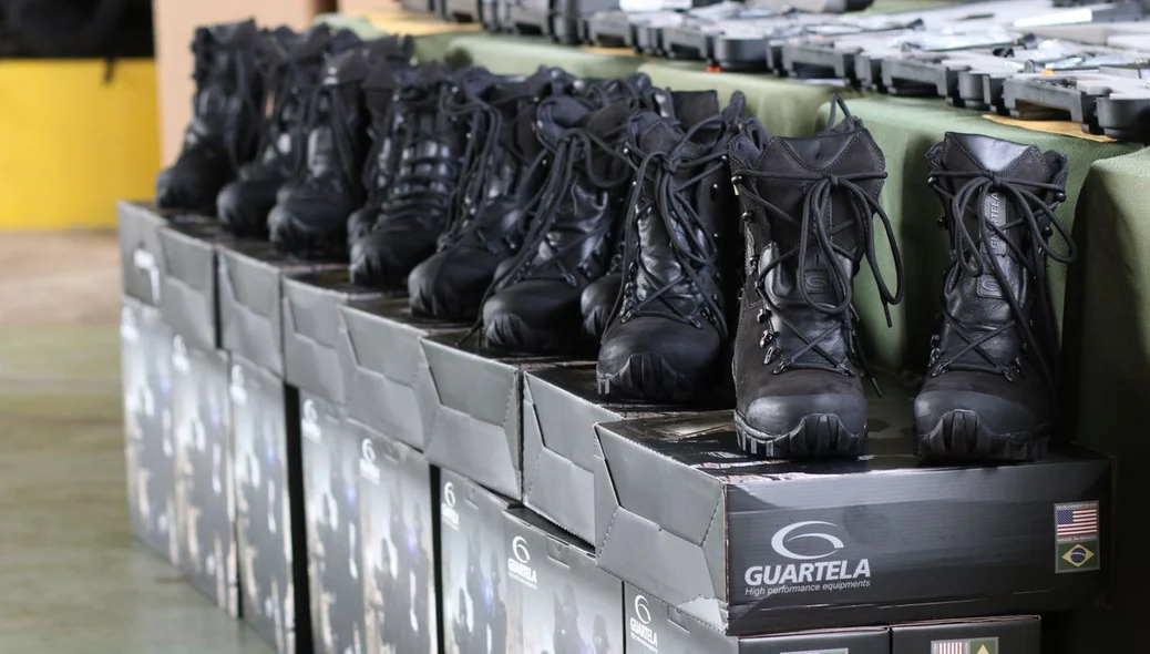 Coturnos para agentes penitenciários 