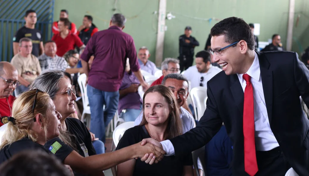 Daniel Oliveira cumprimenta agente penitenciário 