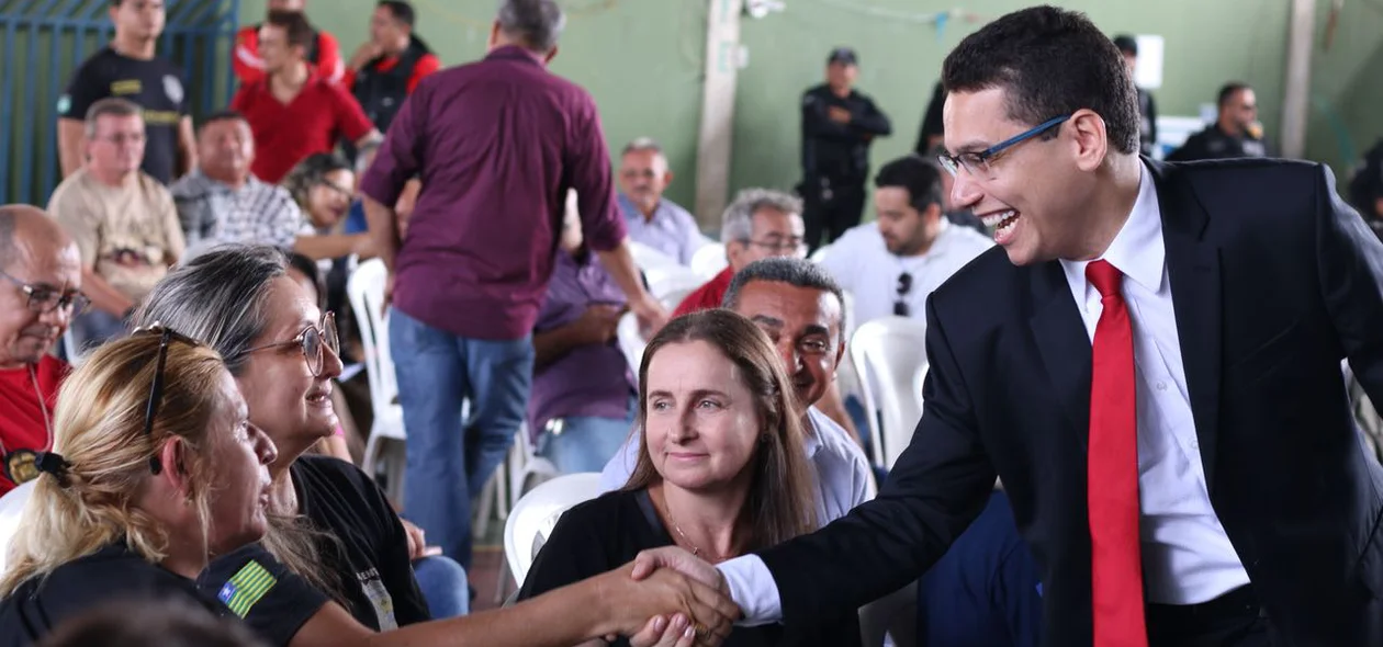 Daniel Oliveira cumprimenta agente penitenciário 