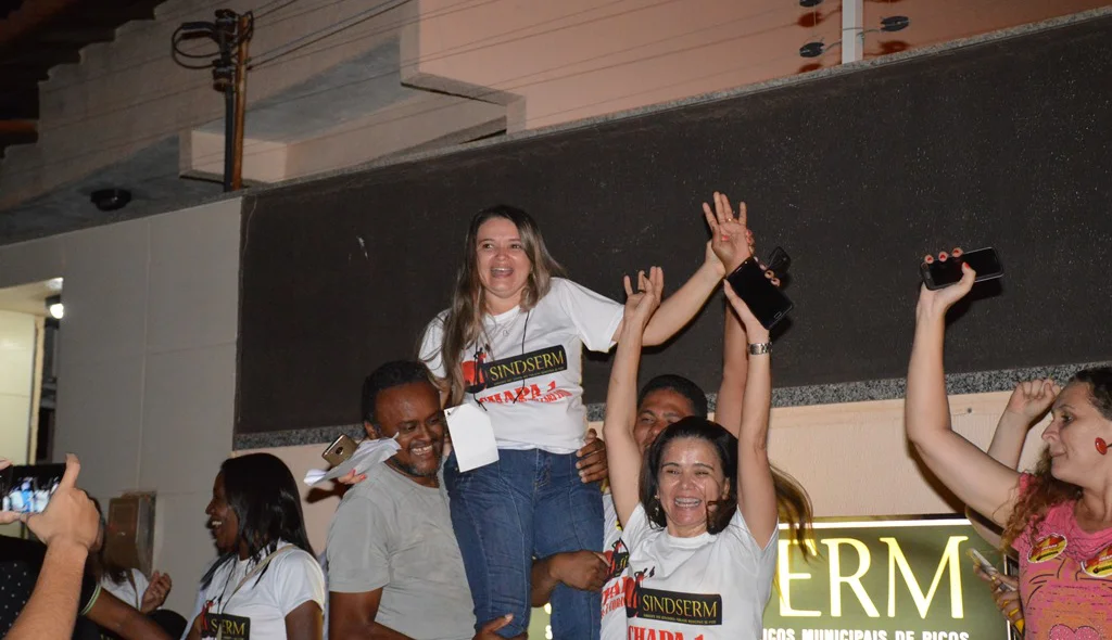 Eleita, Lenice Sales é carregada nos braços