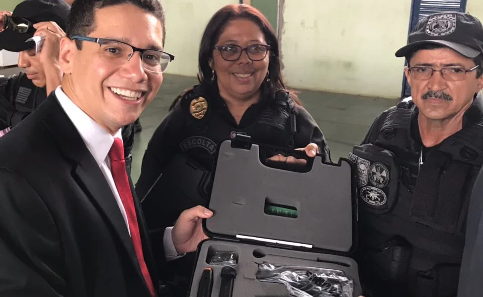 Entrega de munição a agentes penitenciários 