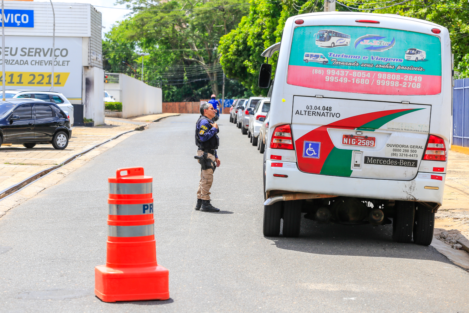 PRF fiscalizando ônibus