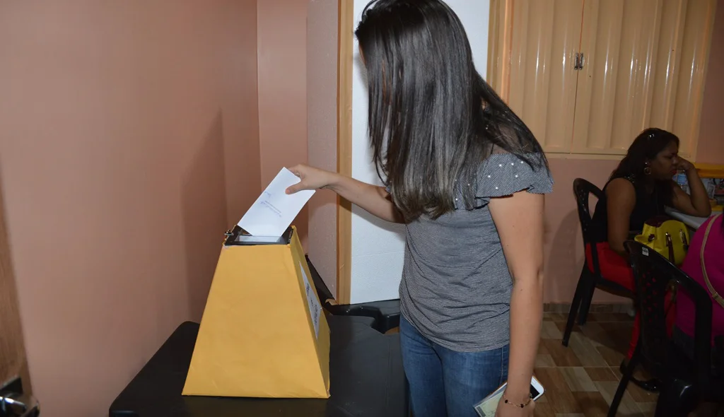 Servidora deposita voto na urna