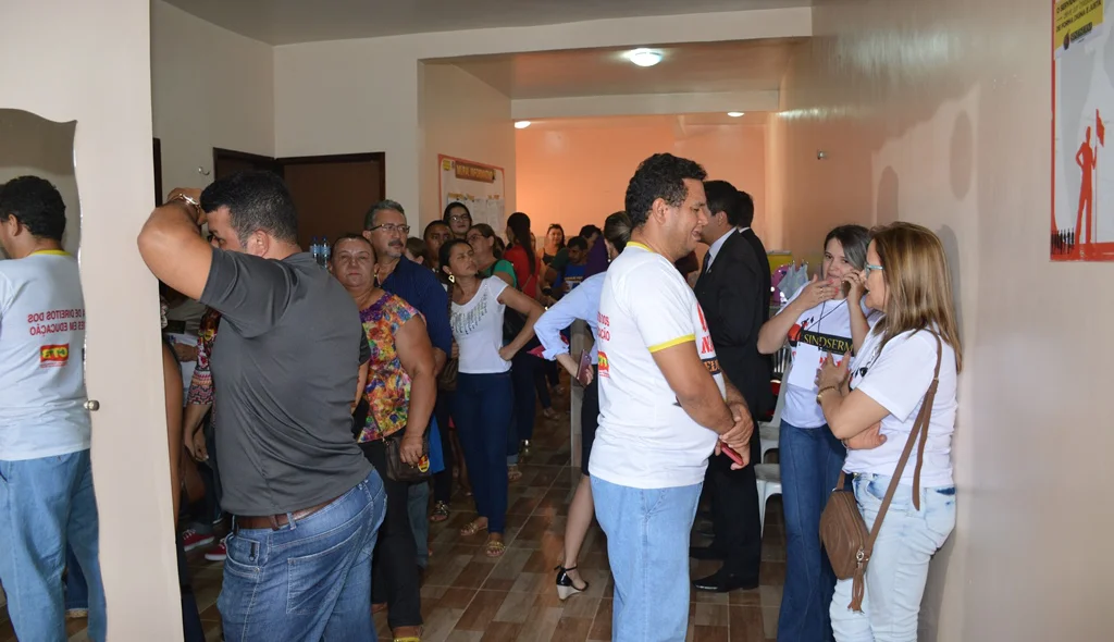 Servidores aguardam na fila momento para votar