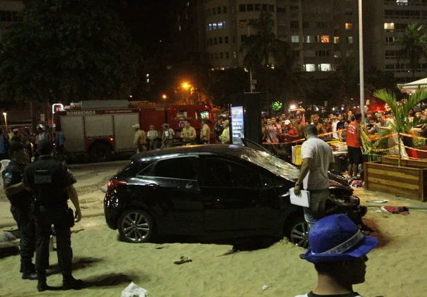 Carro atropela pedestres na praia de Copacabana