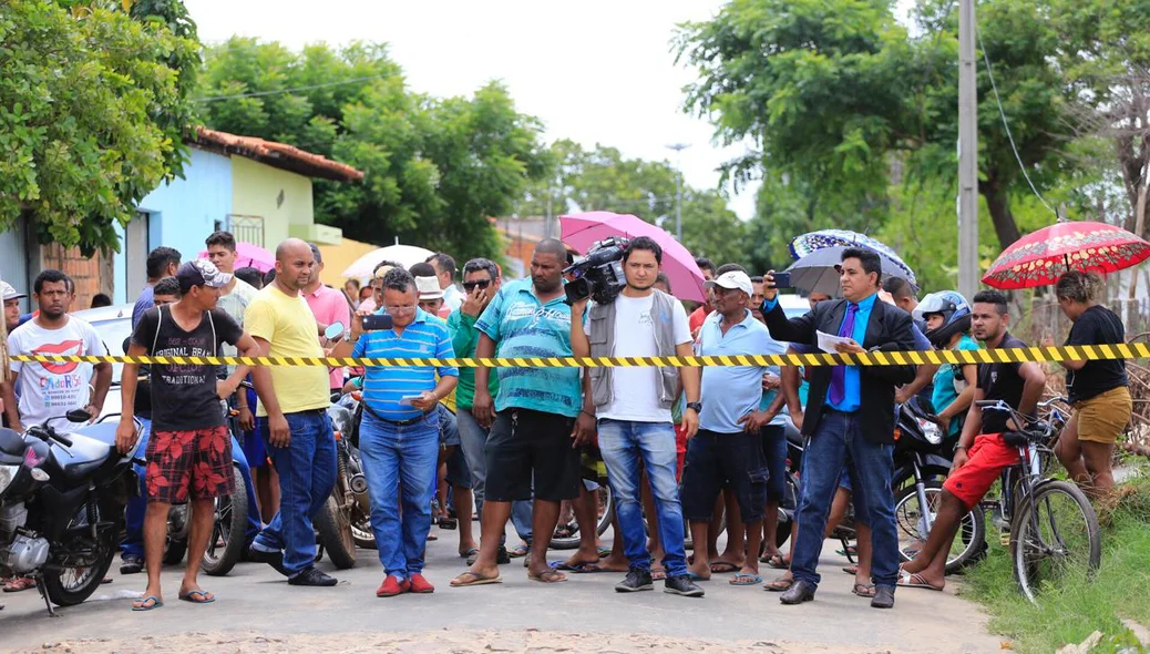 Curiosos se aglomeram no local