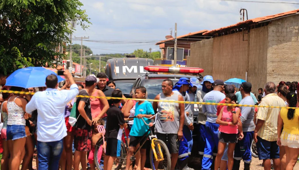 Equipe do IML chega ao local