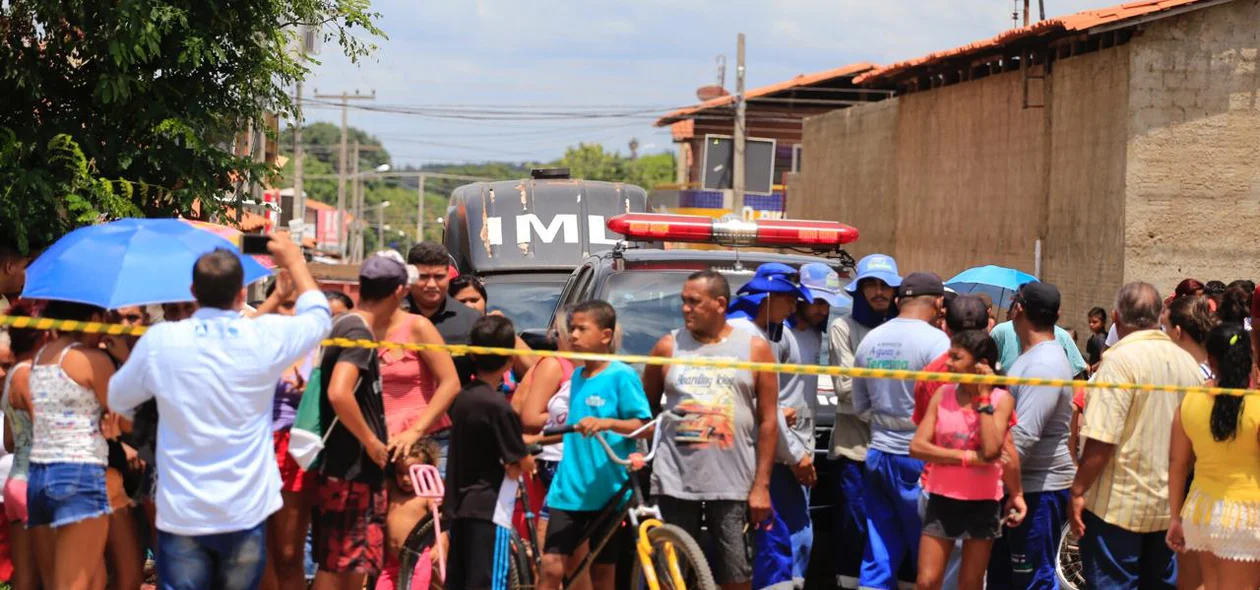 Equipe do IML chega ao local