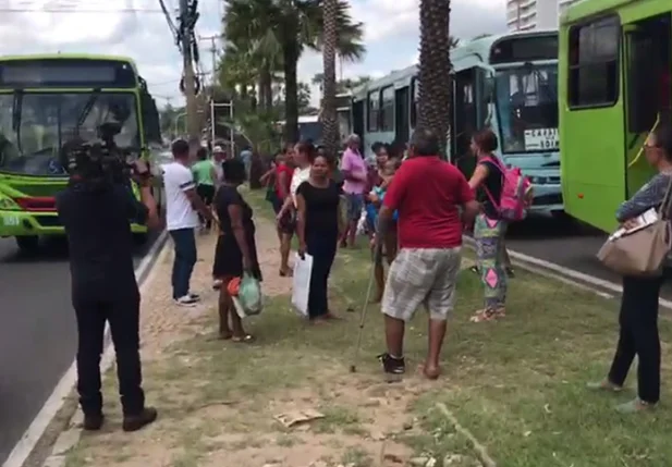 Passageiros ficam ao relento após fiscalização de ônibus pela PRF