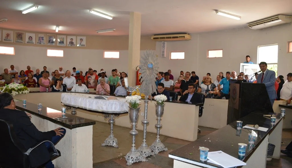 Velório de João Bosco reúne autoridades e populares