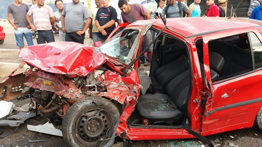 O veículo colidiu frontalmente com uma Scania