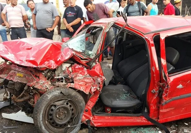 O veículo colidiu frontalmente com uma Scania