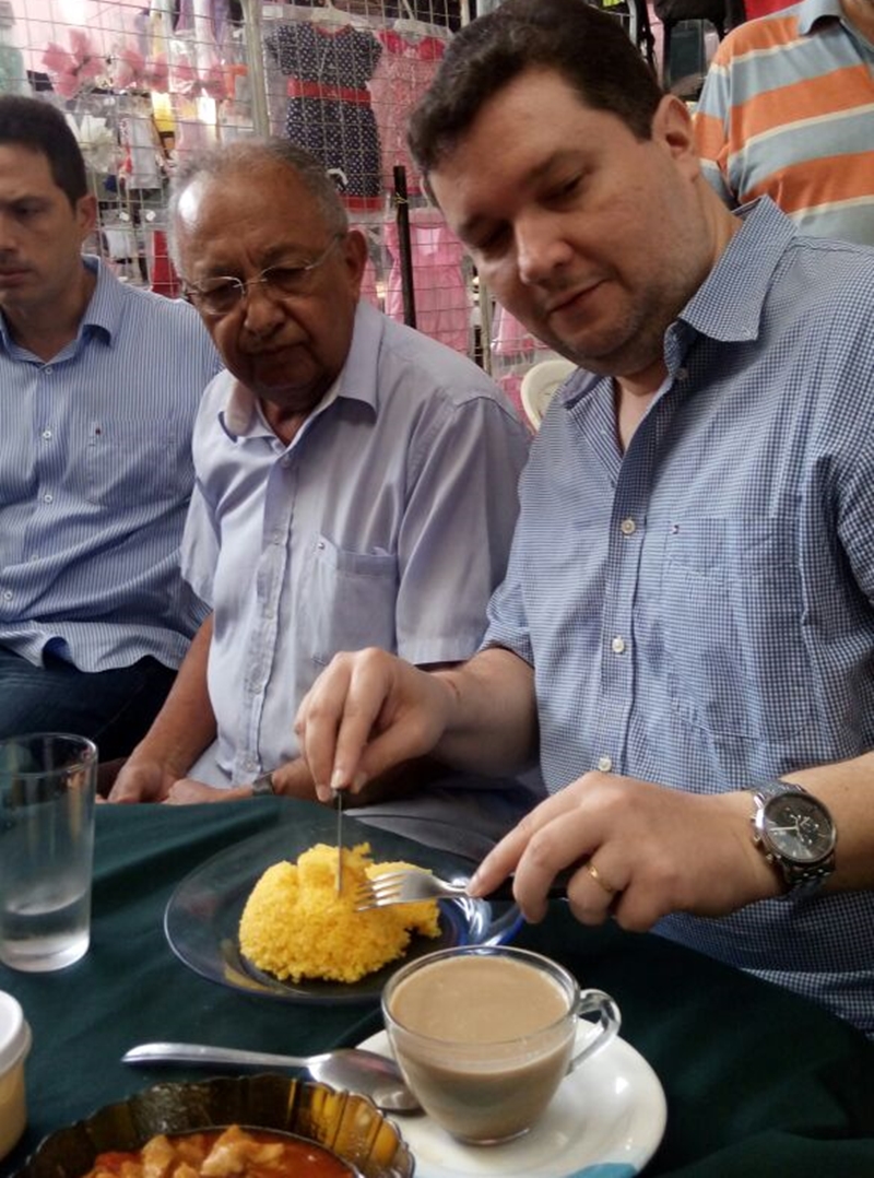 Dr. Pessoa e Fábio Sérvio tomam café da manhã no mercado do Dirceu