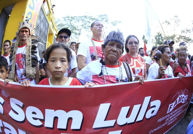 Manifestantes realizam ato a favor do Lula em Teresina