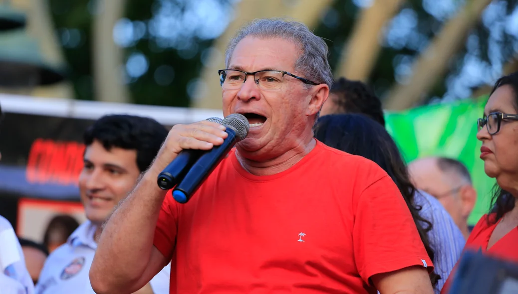 Assis Carvalho participa de ato em defesa de Lula