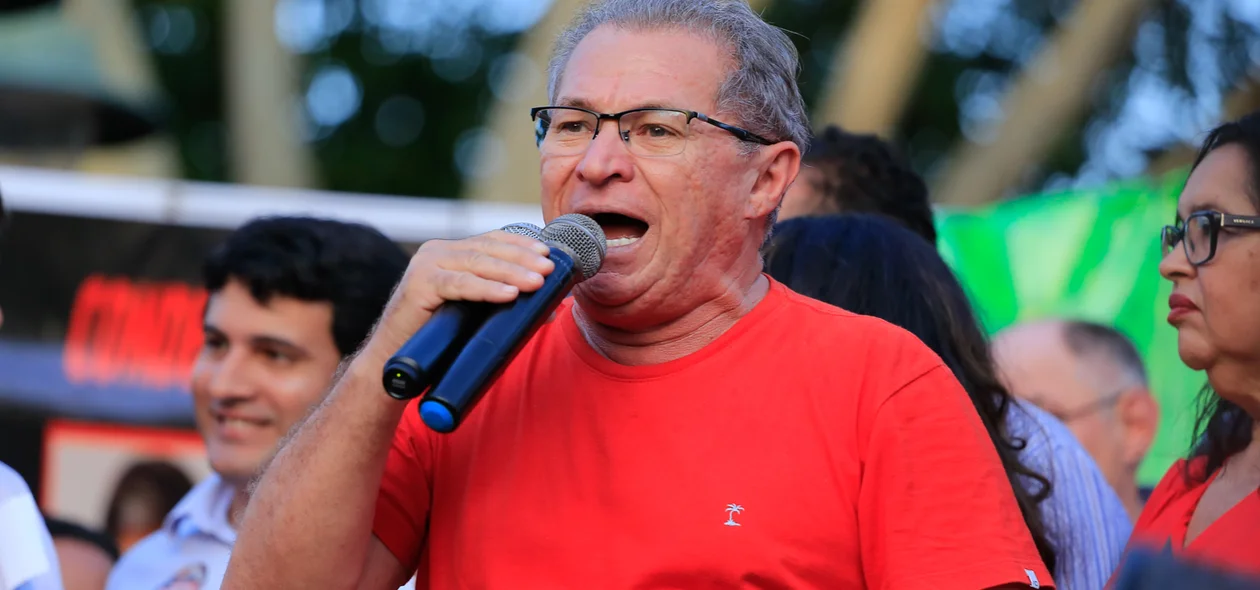 Assis Carvalho participa de ato em defesa de Lula