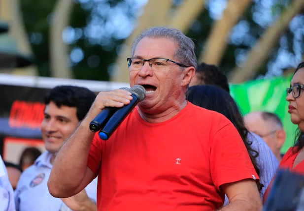 Assis Carvalho participa de ato em defesa de Lula