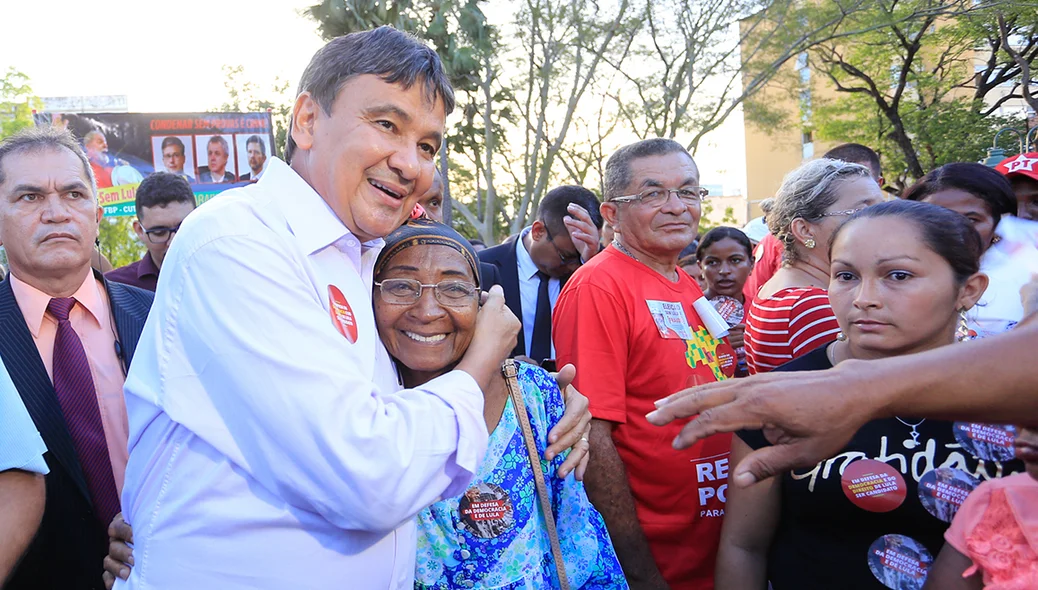 Governador cumprimenta o povo 