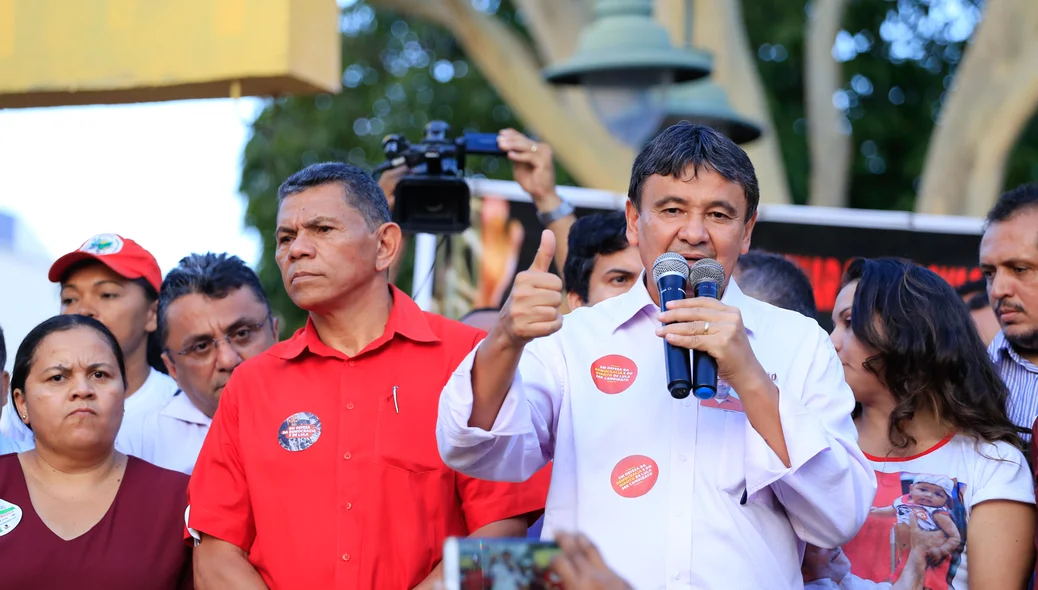 Governador Wellington Dias ao lado de João de Deus e militantes do PT
