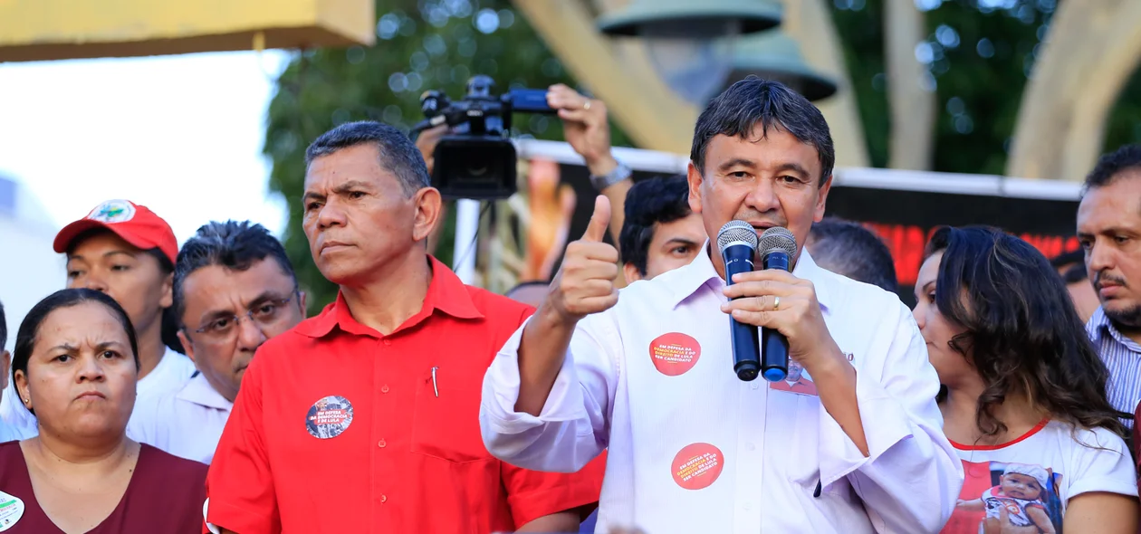 Governador Wellington Dias ao lado de João de Deus e militantes do PT