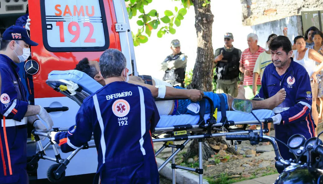 Homem é colocado dentro da ambulância do Samu