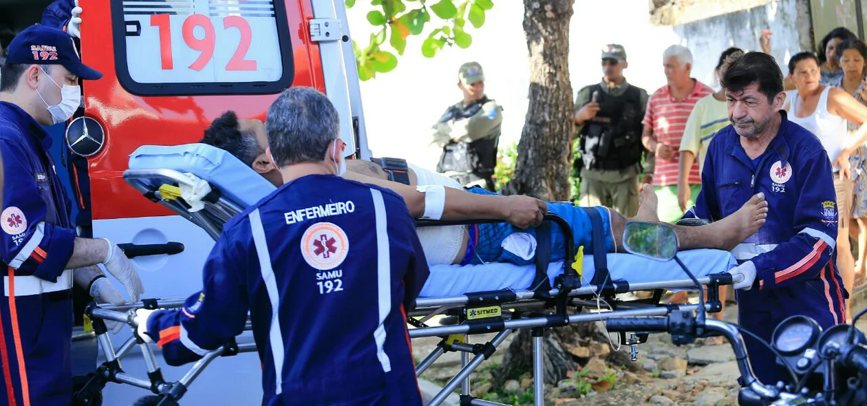 Homem é colocado dentro da ambulância do Samu