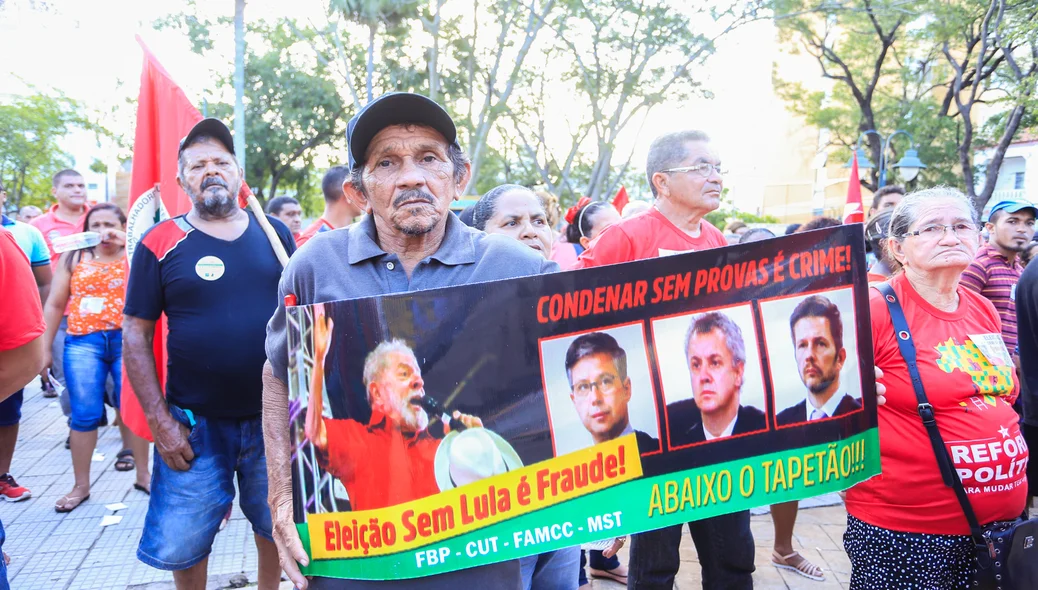 Manifestantes com cartazes do Lula 