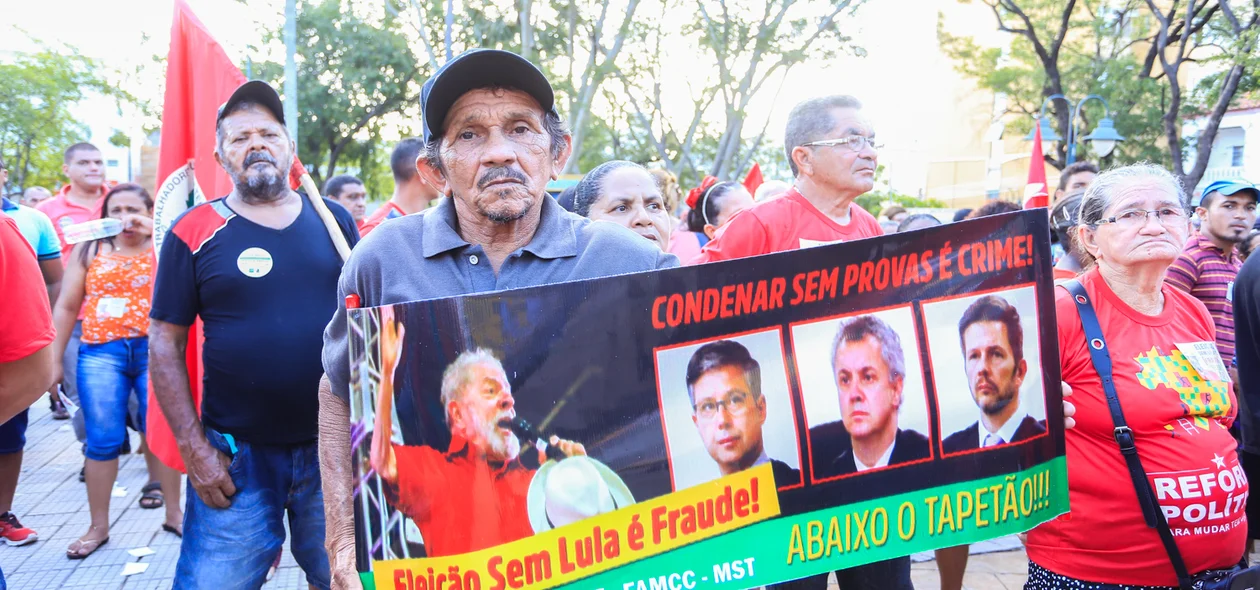 Manifestantes com cartazes do Lula 