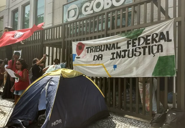 Manifestantes criticam Justiça em ato pró-Lula