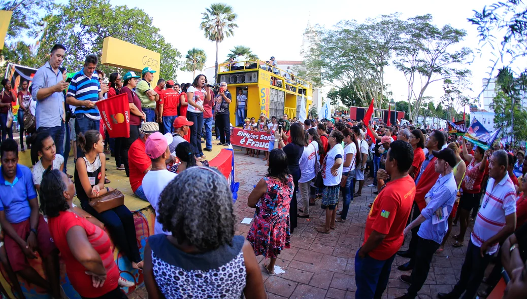 Manifestantes em ato em defesa de Lula na cidade de Teresina