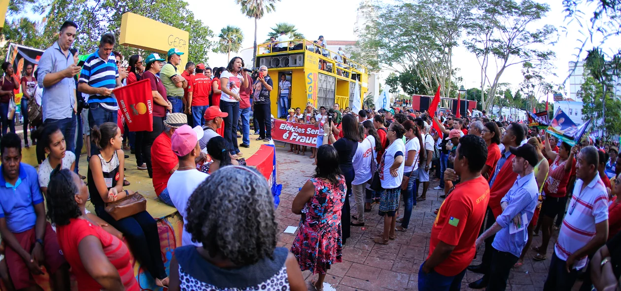 Manifestantes em ato em defesa de Lula na cidade de Teresina