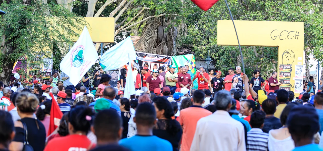 Manifestantes lotaram a Praça da Liberdade em ato a favor de Lula