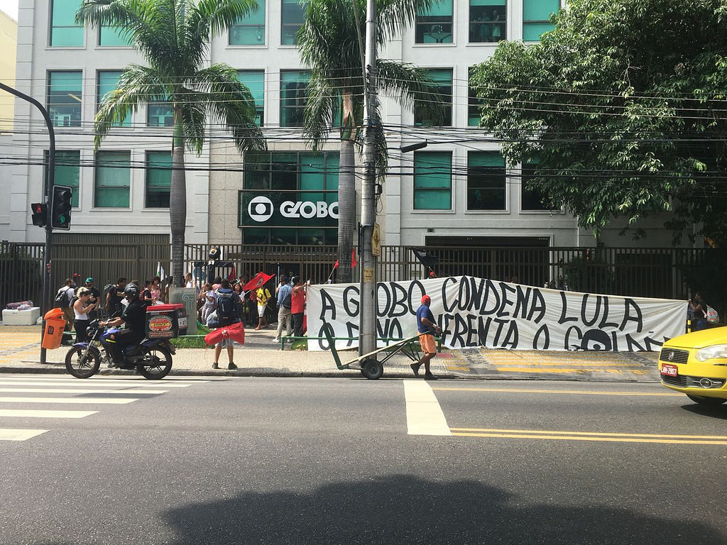 Manifestantes ocupam sede da Globo no Rio de Janeiro