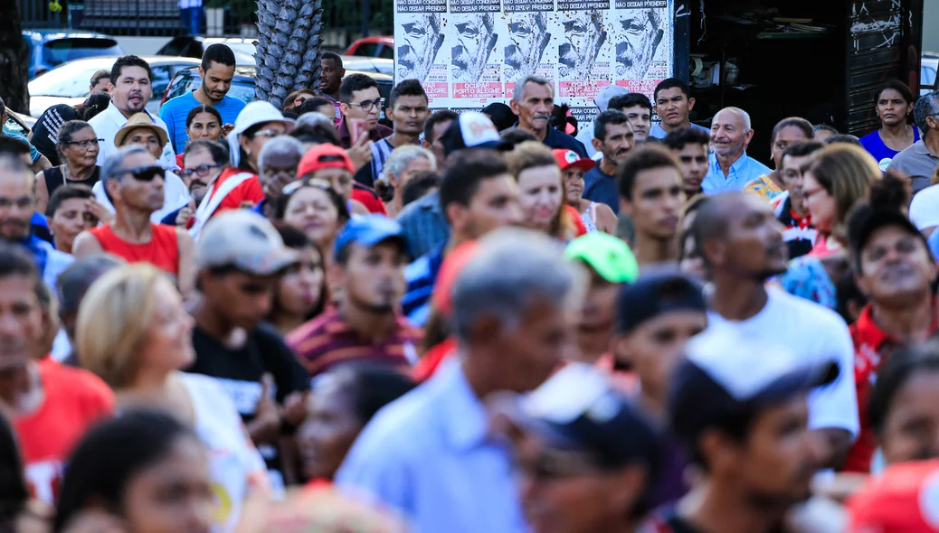 Manifestantes se reúnem na Praça da Liberdade