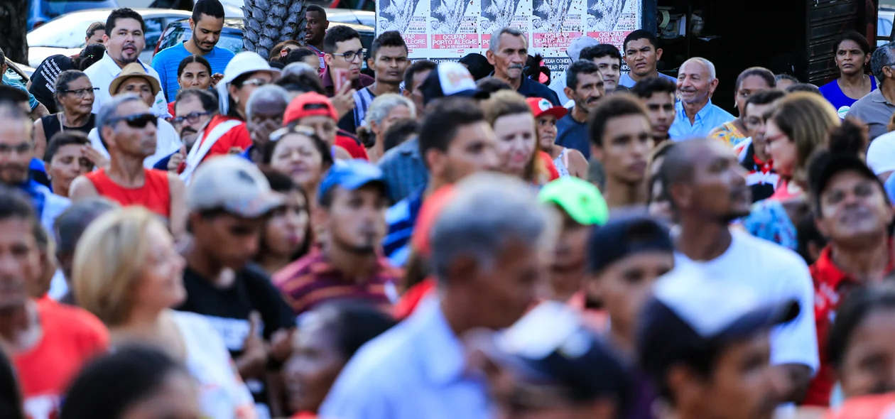 Manifestantes se reúnem na Praça da Liberdade