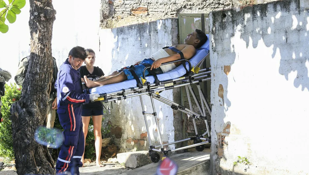 Manoel é retirado de casa