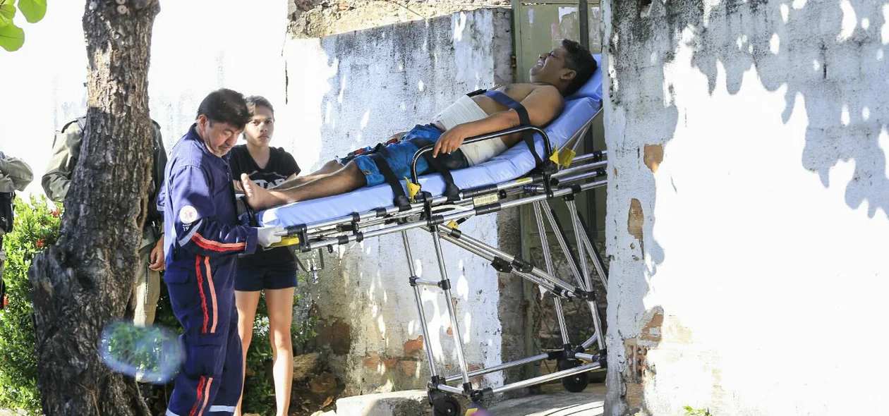 Manoel é retirado de casa