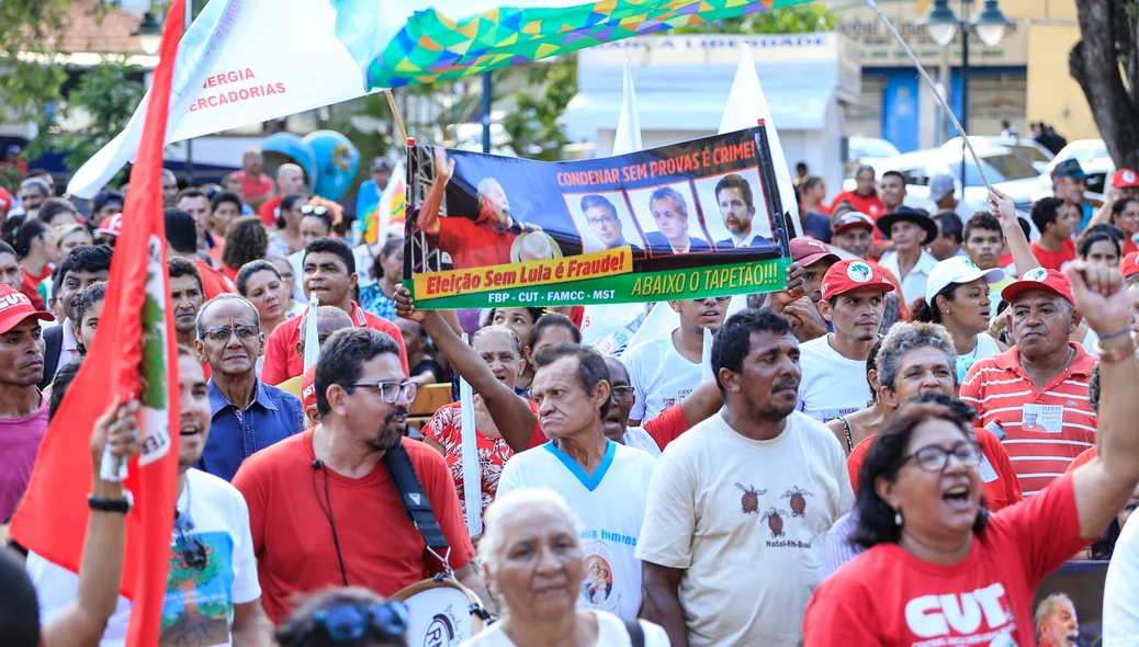 Várias pessoas presentes em ato a favor de Lula